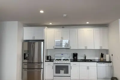 Image de Récemment rénové 9 chambres 4 salles de bain complètes 3000 Sf spacieux appartement
