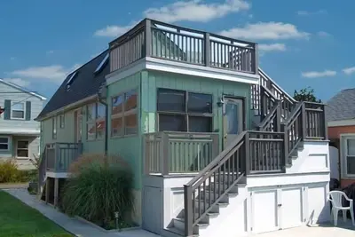 Grand cottage avec 1 chambre et 1 salle de bain situé sur Linden Lane à Stone Harbor.