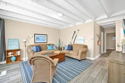 Image de 2 Bedroom Upstairs Apt 1 bloc de la plage!