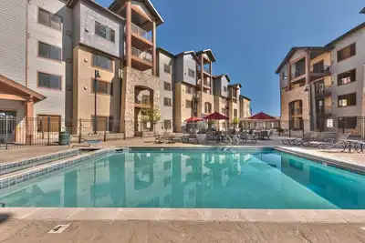 Image de propriété de villégiature, grand trois chambres et mezzanine pouvant accueillir jusqu'à 14 personnes, piscine, marches pour le ski et le golf, profitez de Sv223