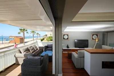 Image de Metropolitan avec vue sur la mer, en front de la plage