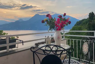 Image de Villa Ă Perledo avec la vue la plus spectaculaire et un beau jardin.