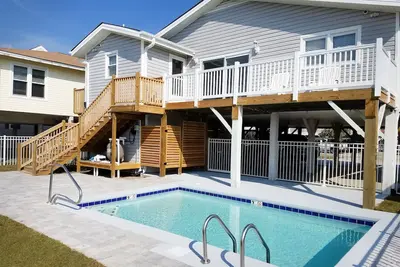 Image de Bord de l'eau 4 Br maison w / piscine et quai. À quelques pas de la plage. Animaux acceptés.