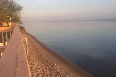 Image de Accès privé à la plage avec une grande terrasse et un chalet entièrement rénové