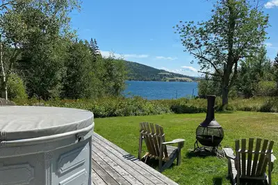 Image de Coastal Cottage Pittoresque cadre calme avec vue sur la baie de Baddeck