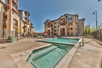 Image de propriété de villégiature, grand deux chambres et mezzanine pouvant accueillir jusqu'à 10 personnes, piscine, accès au ski et au golf, profitez du Sv223a / B