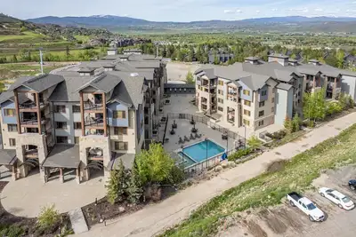Image de propriété de villégiature, spacieux deux chambres pouvant accueillir jusqu'à 10 personnes, piscine, marches à ski et golf, profitez de Sv221
