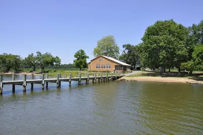 Image de River Lodge, Casual Riverfront setting - Tarifs D'Hiver SPÉCIAUX