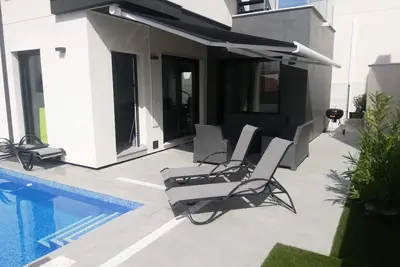 Villa moderne avec piscine privée