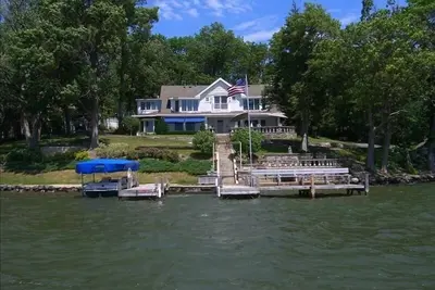 Image de Belle Maison Lakefront sur Lauderdale Lakes!