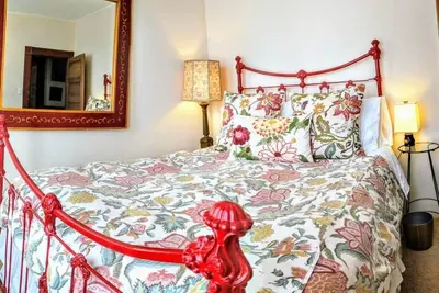 Image de Belle chambre ensoleillée parfaitement située dans Redwood Home restauré - North Beach
