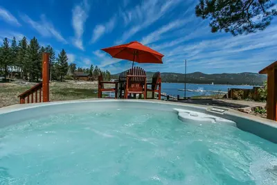 Image de Lakefront avec quai de bateau, bain à remous privé et vue imprenable!