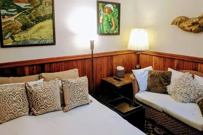 Image de Redwood Restored Bedroom idéalement situé dans le quartier historique de North Beach