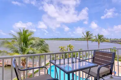 Image de Condo au bord de l'eau! À la plage! Super endroit!