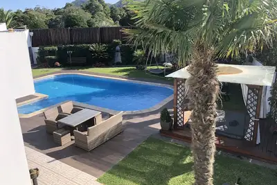 Image de Grande maison de luxe de 6 chambres avec piscine et bain à remous