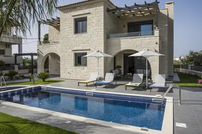 Image de La Villa Azalea est située dans le village balnéaire d'Almyrida à La Canée.