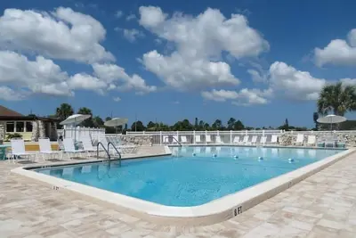 Image de 3 chambres Ă coucher-Comm Piscine & Tennis-Short Drive to Beach