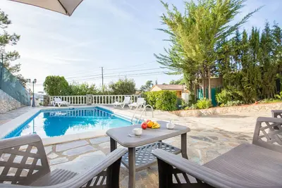 2con01 - Maison de 4 chambres avec jardin et piscine privée située dans un quartier calme