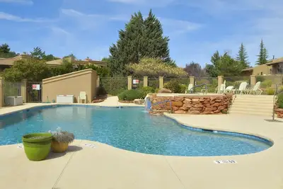 Image de Nouveau sur Vrbo ~ Santa Susana ~ Lotissement à niveau unique avec 2br / 2ba à Sedona Ouest avec une vue supérieure