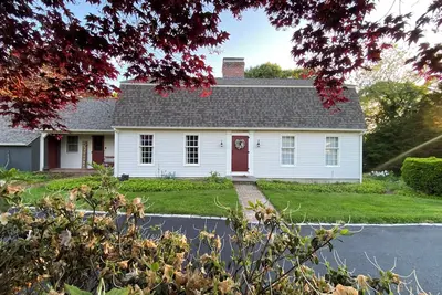 Image de Grand, situé au centre, maison familiale.