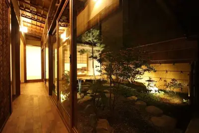 Image de Il est entièrement réservé par une maison de ville de luxe. Il peut accueillir jusqu'à 13 personnes et offre un excellent accès aux sites touristiques à pied près de Gion.