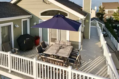 Image de Piscine chauffée, salle familiale au premier étage avec coulisses et grande cour arrière,