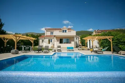 Image de Maison Longo située près du centre de Trogir, avec piscine privée chauffée