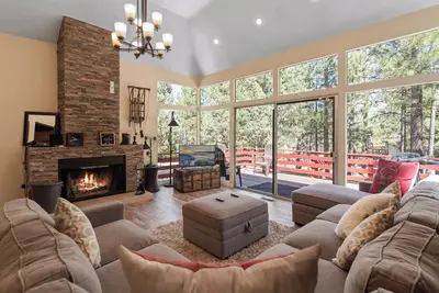 Image de Redwood Elegance - WiFi, Smart Tv et vue sur la forêt! 2 heures gratuites de location de vélo / kayak!