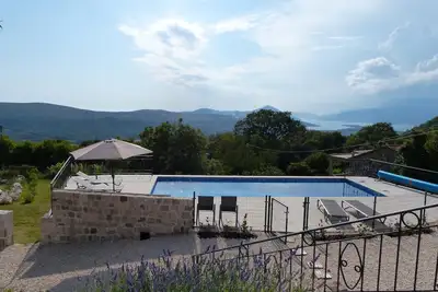 Image de Maison en pierre spacieuse et récemment rénovée avec piscine et vue imprenable