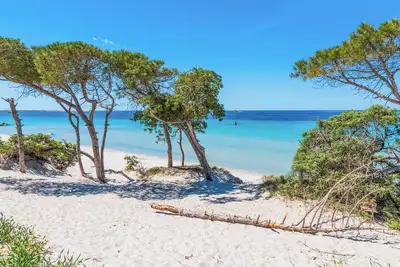 Image de ClickSardegna, en face Ă la mer avec terrasse e place pour garer la voiture.