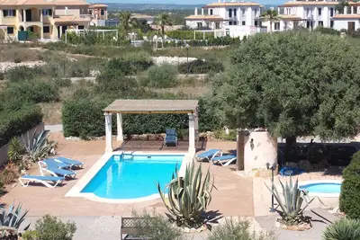 Image de Petit complexe d'appartements bien entretenu près de la plage 'Trenc', avec piscine