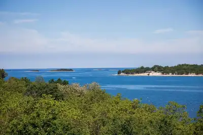 Image de Appartement exclusif avec vue de mer de rĂŞve Ă seulement 100 m de la plage de Funtana en bord de mer.