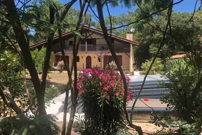 Image de 009 - Magnifique villa avec piscine dans quartier résidentiel