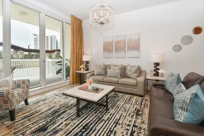 Image de 1 chambre au niveau du hall avec piscine terrasse privée et accès à la plage!