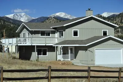 Image de Profitez de belles vues sur la montagne dans toutes les directions Ă la Mountain Meadow House