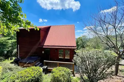 Image de Jusqu'au 28 juin - 50 $ de rabais pour les séjours de 3 à 6 nuits lorsque vous réservez en ligne - Spacieuse cabine 3br \/ 3ba avec vue magnifique, bain à remous, salle de jeux, proche du centre-ville de W. Jefferson