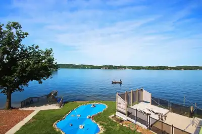 Image de Lake House de luxe avec vue imprenable et piscine d'eau salée