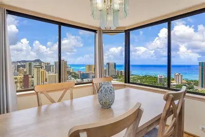 Image de Mis à jour! ** près de la plage ** oceanviews / lever / coucher du soleil / vues Diamond Head! Penthouse. .