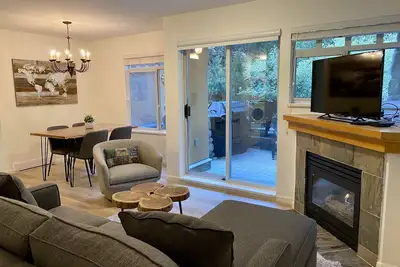 Image de Incroyable emplacement à quelques pas du village de Whistler, avec piscine extérieure chauffée / bain à remous!