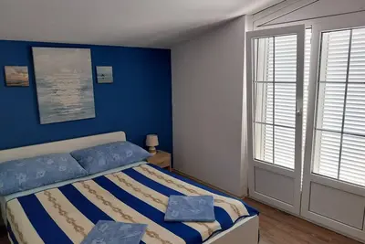 Image de Appartement de trois chambres avec la terrasse et la vue sur le mer Povljana, Pag (A-17222-a)