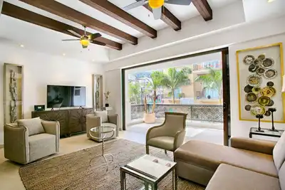 Image de Luxe 2 Bdrm Condo, à pied de tout dans la Zona Romantica<br> Piscine, barbecue
