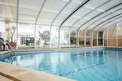 Image de Dii Beach House avec piscine privée à côté de la plage de Santa Cruz