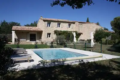 Image de Au coeur du Luberon, sur la commune de Gordes, Mas en pierres sèches avec piscine