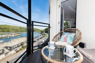 Image de Appartement moderne en centre ville avec balcon et vue sur la rivière.