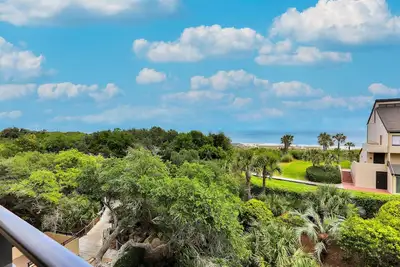 Image de Elégant lotissement avec vue sur la mer et accès à la plage, piscine partagée et emplacement idéal!