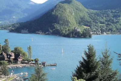 Image de Chalet avec vue panoramique sur la baie de Talloires et Tournette