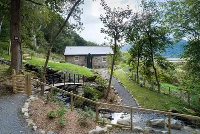 Image de Minafon est une conversion de grange isolée, l'endroit idéal pour une escapade romantique.