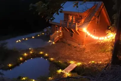 Image de Nouvelle, vraie cabane en rondins! Privé avec WiFi, bain à remous, étang, ruisseau et lucioles