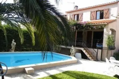 Image de maison avec piscine chauffée-jardin-terrasse-stationnement 3 voit - 7 à 9 pers