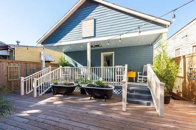 Image de Vibrant Uptown Cottage Available For Monthly Rentals